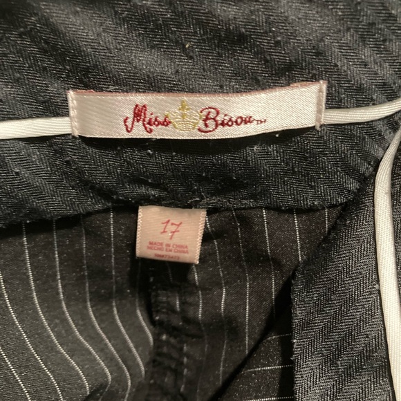 Miss Bison
17 Black Pinstripe Pants
Ankle length - Picture 5 of 5